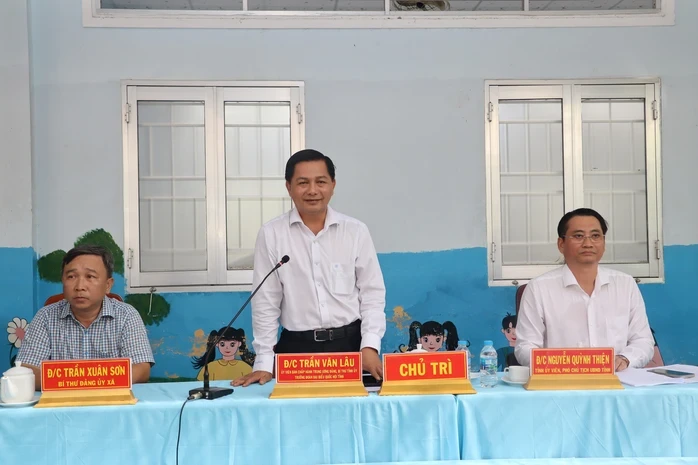 Bí thư Tỉnh uỷ Vĩnh Long đối thoại với người dân về việc cấp phép khai thác 2 mỏ cát Bí thư Tỉnh uỷ Vĩnh Long đối thoại với người dân về việc cấp phép khai thác 2 mỏ cát