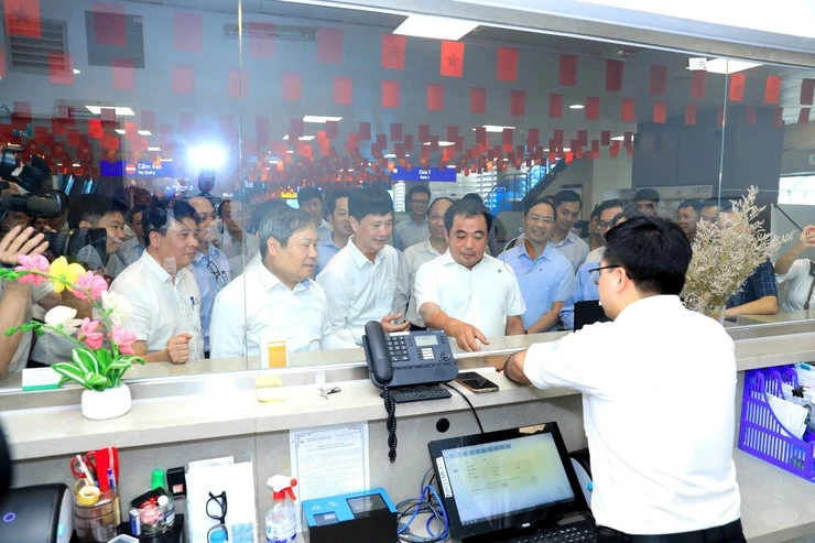Bí thư và Chủ tịch Hà Nội trải nghiệm vé điện tử sinh trắc học trên metro Bí thư và Chủ tịch Hà Nội trải nghiệm vé điện tử sinh trắc học trên metro