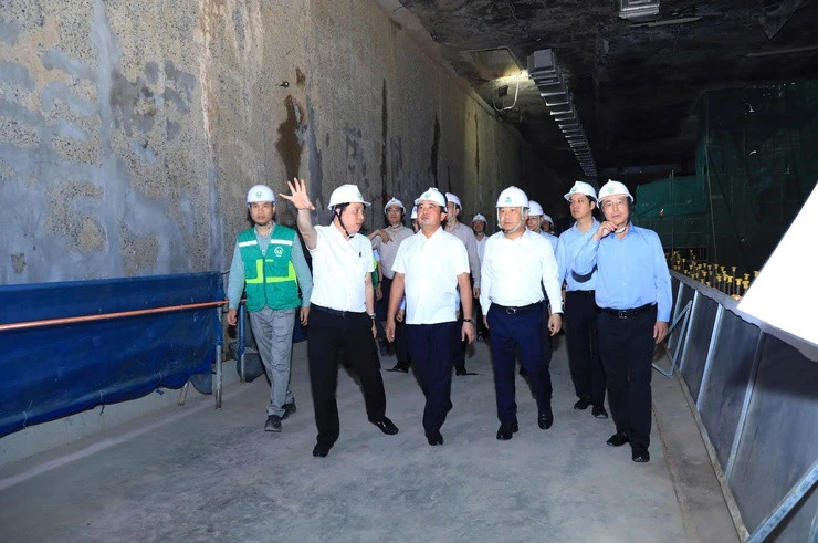 Bí thư và Chủ tịch Hà Nội trải nghiệm vé điện tử sinh trắc học trên metro Bí thư và Chủ tịch Hà Nội trải nghiệm vé điện tử sinh trắc học trên metro