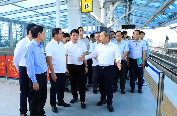 Bí thư và Chủ tịch Hà Nội trải nghiệm vé điện tử sinh trắc học trên metro Bí thư và Chủ tịch Hà Nội trải nghiệm vé điện tử sinh trắc học trên metro