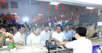 Bí thư và Chủ tịch Hà Nội trải nghiệm vé điện tử sinh trắc học trên metro