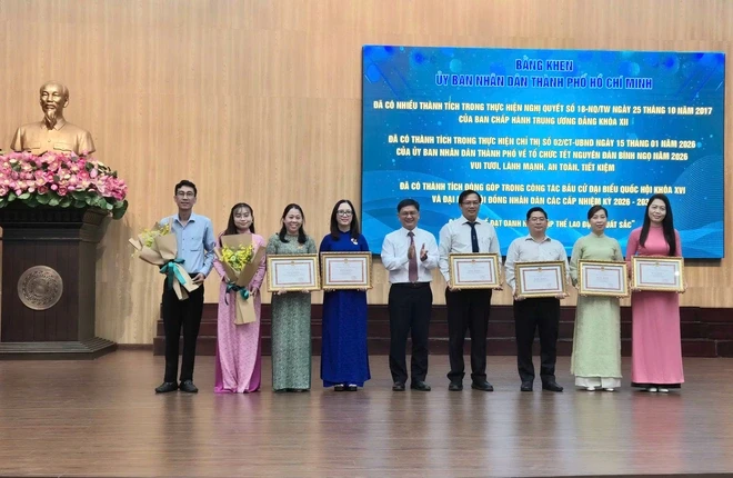 Bí thư và Phó Bí thư Đảng ủy phường An Đông nhận Huân chương lao động hạng 3
