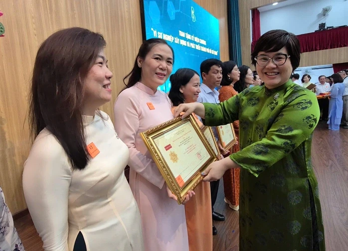 Bí thư và Phó Bí thư Đảng ủy phường An Đông nhận Huân chương lao động hạng 3