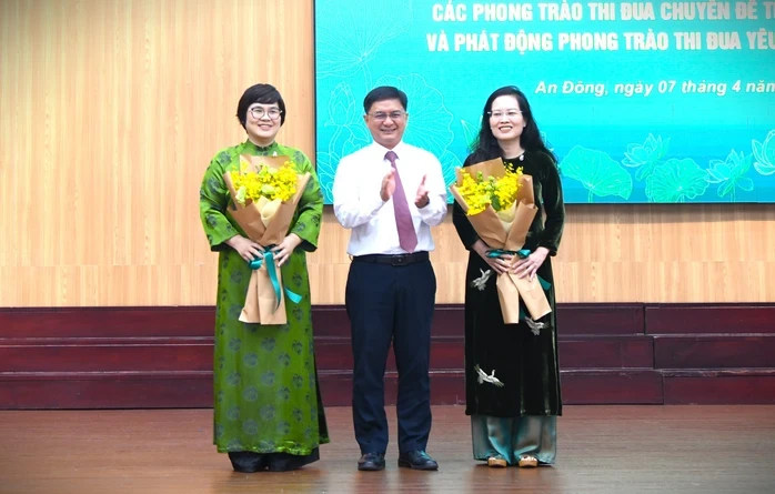 Bí thư và Phó Bí thư Đảng ủy phường An Đông nhận Huân chương lao động hạng 3