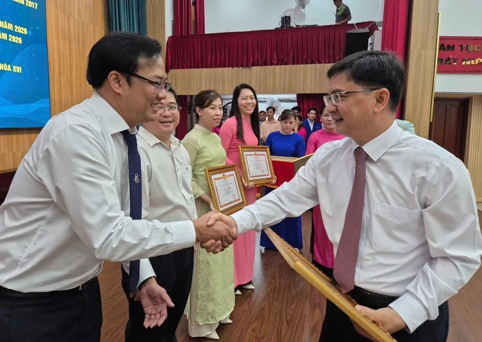 Bí thư và Phó Bí thư Đảng ủy phường An Đông nhận Huân chương lao động hạng 3