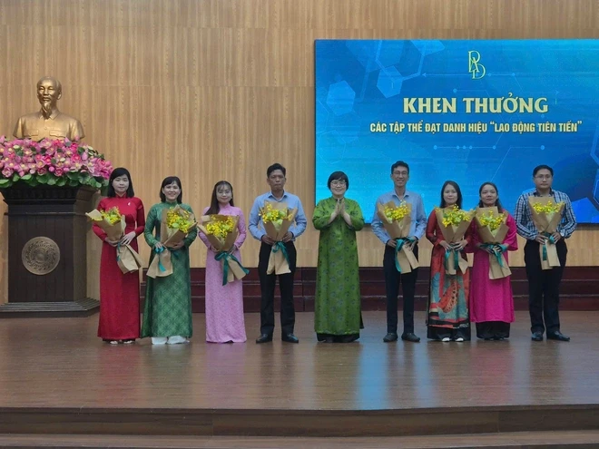 Bí thư và Phó Bí thư Đảng ủy phường An Đông nhận Huân chương lao động hạng 3