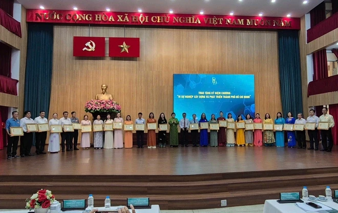 Bí thư và Phó Bí thư Đảng ủy phường An Đông nhận Huân chương lao động hạng 3
