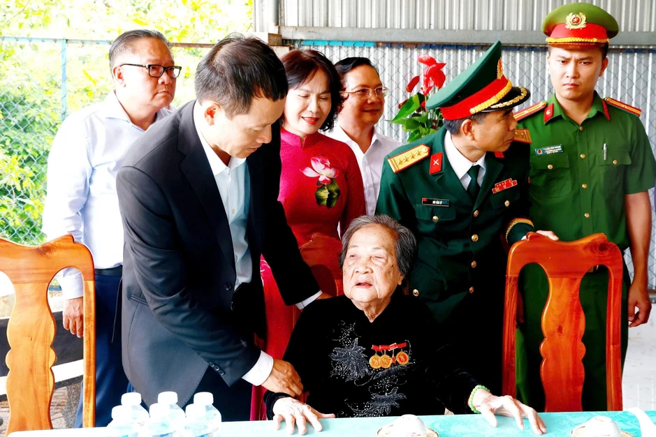 Bí thư Vũ Hồng Văn thăm, tri ân Mẹ Việt Nam anh hùng ở Đồng Nai Bí thư Vũ Hồng Văn thăm, tri ân Mẹ Việt Nam anh hùng ở Đồng Nai