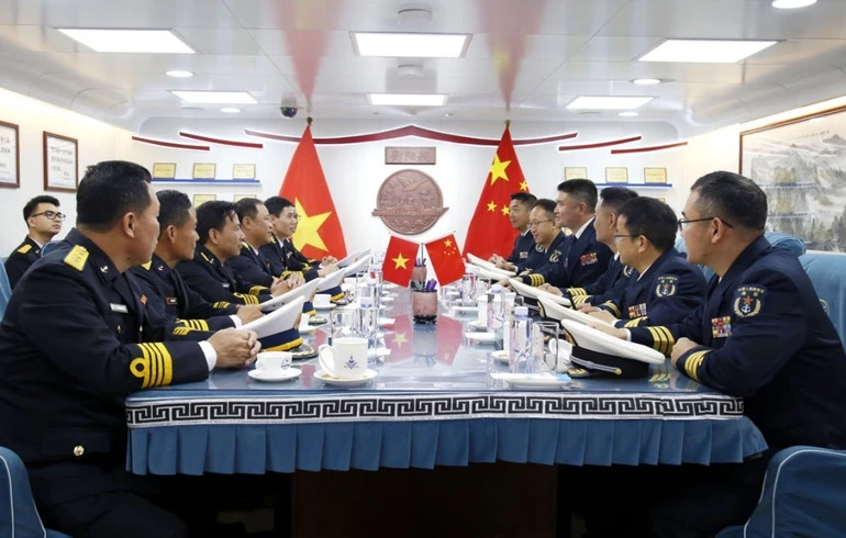Biên đội tàu Hải quân Việt Nam-Trung Quốc gặp gỡ nhằm tăng cường hợp tác hữu nghị