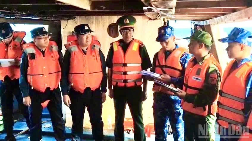Biên phòng Hải Phòng bàn giao 10 ngư dân và 2 tàu cá gặp nạn cho phía Trung Quốc Biên phòng Hải Phòng bàn giao 10 ngư dân và 2 tàu cá gặp nạn cho phía Trung Quốc