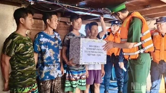 Biên phòng Hải Phòng bàn giao 10 ngư dân và 2 tàu cá gặp nạn cho phía Trung Quốc