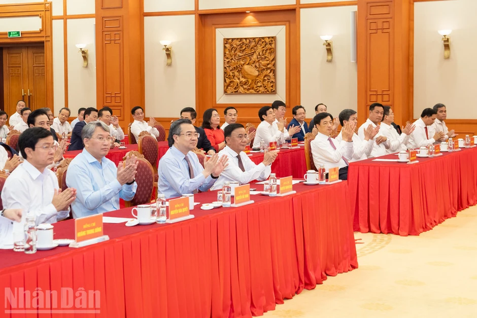 Bộ Chính trị, Ban Bí thư công bố các quyết định về công tác cán bộ Bộ Chính trị, Ban Bí thư công bố các quyết định về công tác cán bộ