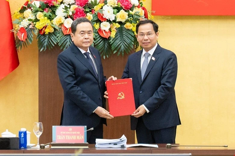 Bộ Chính trị chỉ định nhân sự vào Thường trực Đảng ủy Chính phủ và Quốc hội Bộ Chính trị chỉ định nhân sự vào Thường trực Đảng ủy Chính phủ và Quốc hội