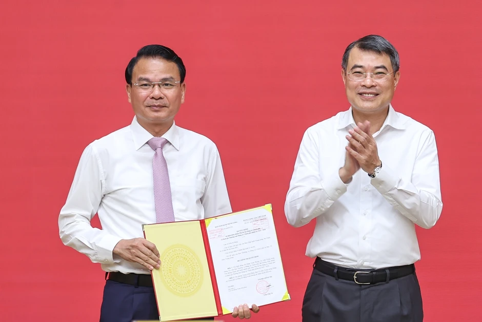 Bộ Chính trị chỉ định nhân sự vào Thường trực Đảng ủy Chính phủ và Quốc hội Bộ Chính trị chỉ định nhân sự vào Thường trực Đảng ủy Chính phủ và Quốc hội