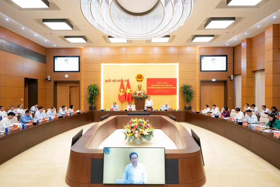 Bộ Chính trị đồng ý phân quyền cho đô thị đặc biệt trong xây dựng thể chế Bộ Chính trị đồng ý phân quyền cho đô thị đặc biệt trong xây dựng thể chế