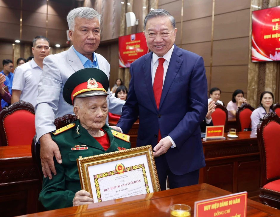 Bộ Chính trị kết luận về việc trao tặng Huy hiệu 80 năm tuổi Đảng trở lên