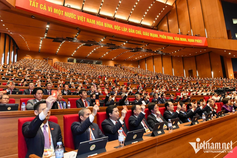 Bộ Chính trị: Xây dựng thẻ đảng viên, hồ sơ đảng viên điện tử trong toàn Đảng Bộ Chính trị: Xây dựng thẻ đảng viên, hồ sơ đảng viên điện tử trong toàn Đảng