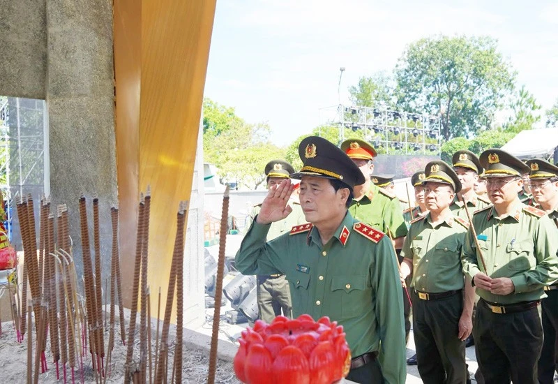 Bộ Công an tri ân các Anh hùng liệt sĩ tại Quảng Trị Bộ Công an tri ân các Anh hùng liệt sĩ tại Quảng Trị
