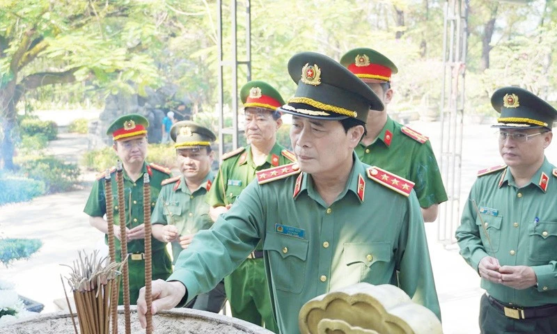Bộ Công an tri ân các Anh hùng liệt sĩ tại Quảng Trị Bộ Công an tri ân các Anh hùng liệt sĩ tại Quảng Trị