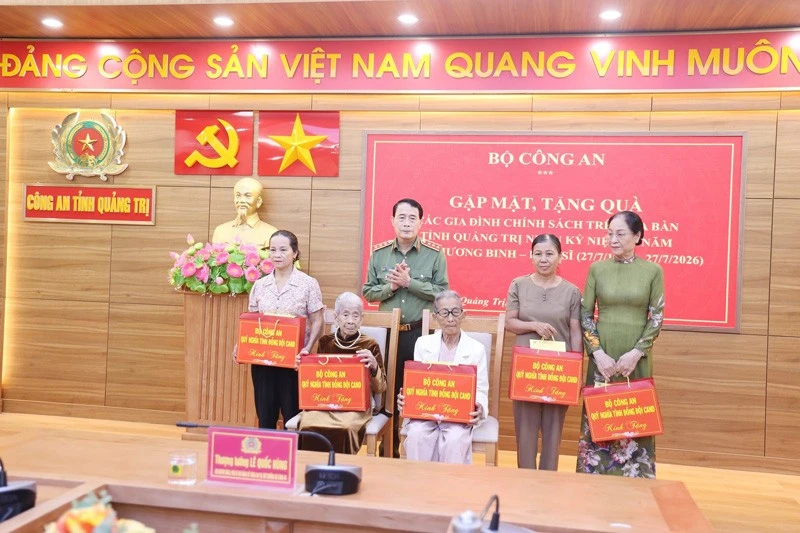 Bộ Công an tri ân các Anh hùng liệt sĩ tại Quảng Trị Bộ Công an tri ân các Anh hùng liệt sĩ tại Quảng Trị