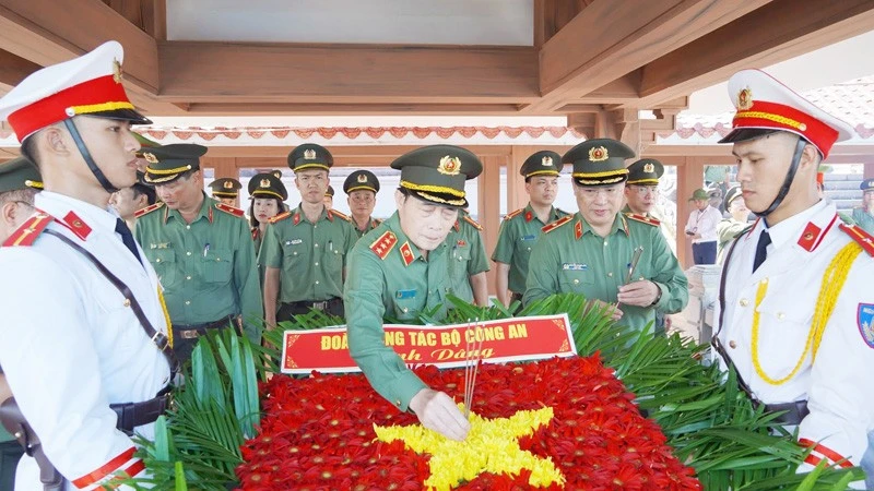 Bộ Công an tri ân các Anh hùng liệt sĩ tại Quảng Trị Bộ Công an tri ân các Anh hùng liệt sĩ tại Quảng Trị