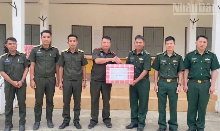 Bộ đội Biên phòng Sơn La thăm, chúc Tết lực lượng vũ trang nước bạn Lào Bộ đội Biên phòng Sơn La thăm, chúc Tết lực lượng vũ trang nước bạn Lào