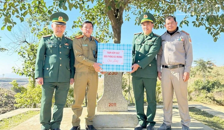 Bộ đội Biên phòng Sơn La thăm, chúc Tết lực lượng vũ trang nước bạn Lào Bộ đội Biên phòng Sơn La thăm, chúc Tết lực lượng vũ trang nước bạn Lào
