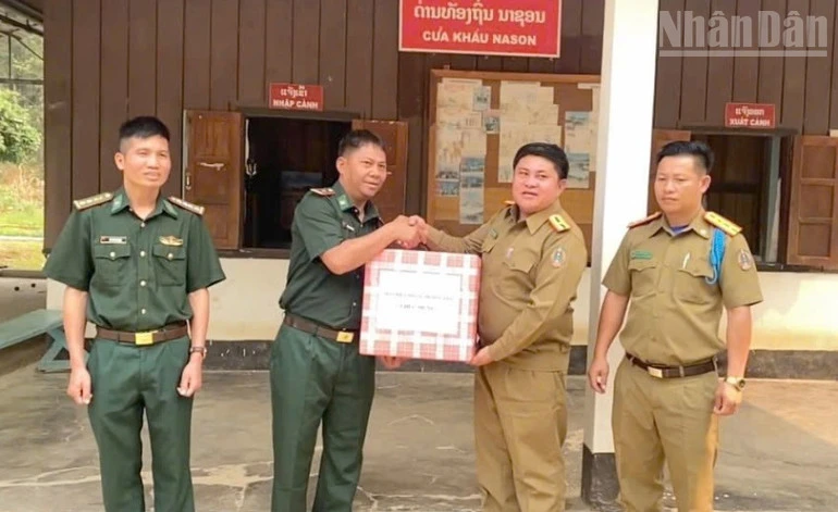 Bộ đội Biên phòng Sơn La thăm, chúc Tết lực lượng vũ trang nước bạn Lào Bộ đội Biên phòng Sơn La thăm, chúc Tết lực lượng vũ trang nước bạn Lào