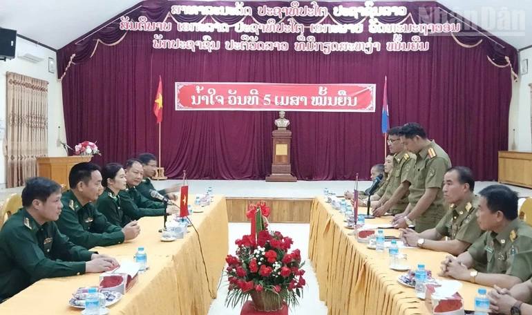 Bộ đội Biên phòng Sơn La thăm, chúc Tết lực lượng vũ trang nước bạn Lào Bộ đội Biên phòng Sơn La thăm, chúc Tết lực lượng vũ trang nước bạn Lào