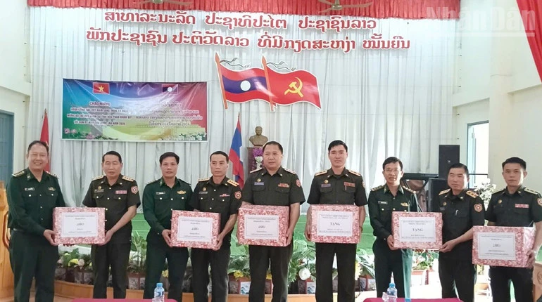 Bộ đội Biên phòng Sơn La thăm, chúc Tết lực lượng vũ trang nước bạn Lào Bộ đội Biên phòng Sơn La thăm, chúc Tết lực lượng vũ trang nước bạn Lào