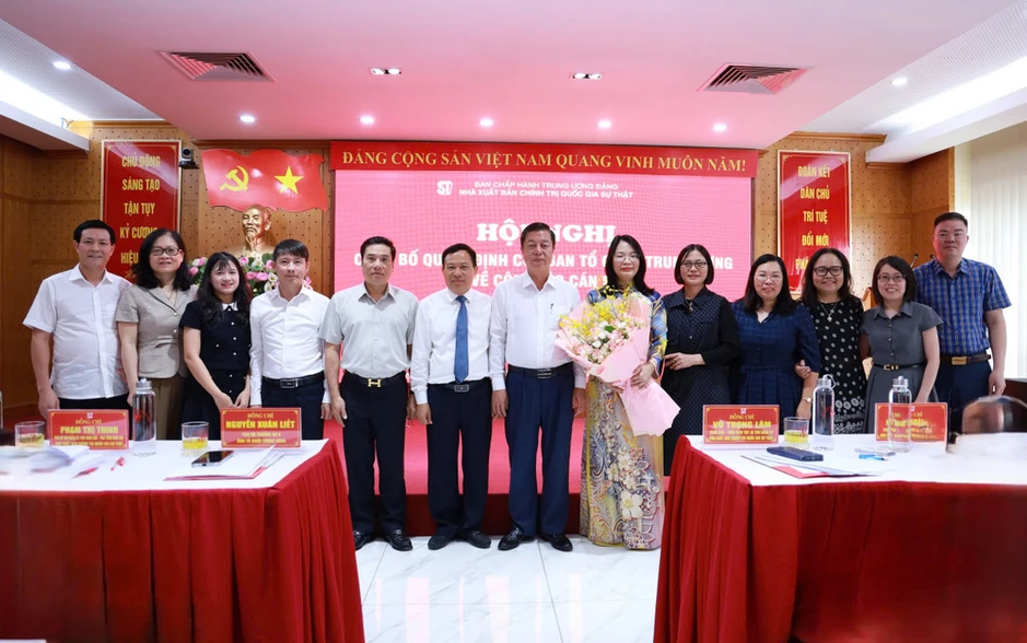 Bổ nhiệm lại chức danh Phó Giám đốc - Phó Tổng Biên tập Nhà xuất bản Chính trị quốc gia Sự thật đối với đồng chí Nguyễn Hoài Anh Bổ nhiệm lại chức danh Phó Giám đốc - Phó Tổng Biên tập Nhà xuất bản Chính trị quốc gia Sự thật đối với đồng chí Nguyễn Hoài Anh