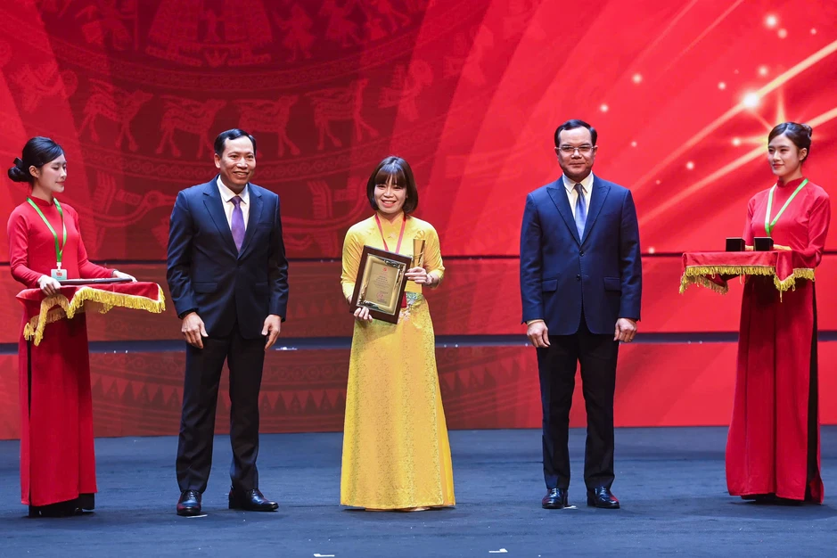 Bộ Nội vụ đạt 5 giải cuộc thi bảo vệ nền tảng tư tưởng của Đảng Bộ Nội vụ đạt 5 giải cuộc thi bảo vệ nền tảng tư tưởng của Đảng