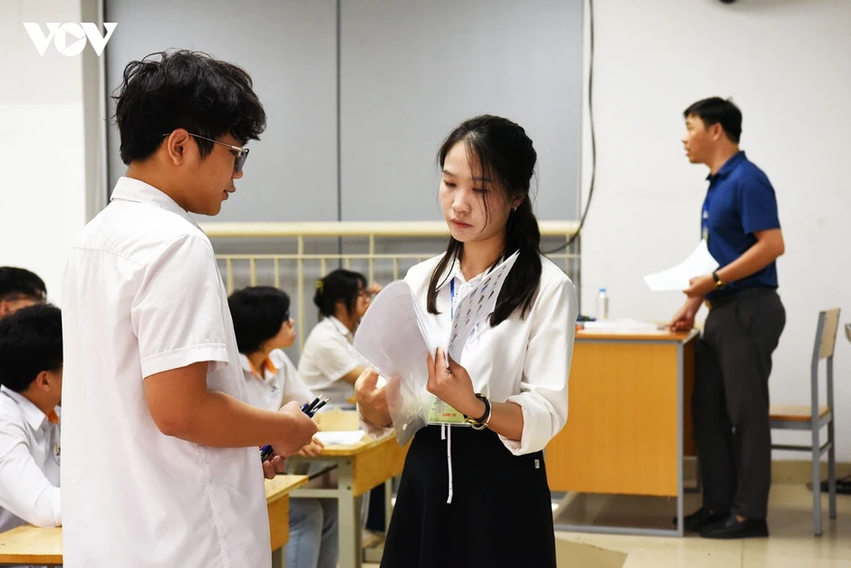 Bộ Nội vụ hướng dẫn giải quyết chế độ cho lãnh đạo, GV các trường sau sắp xếp