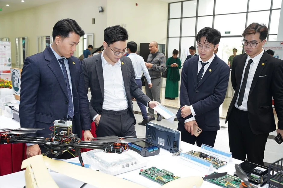 Bộ Nội vụ nói rõ về chính sách thu hút người có bằng tiến sĩ Bộ Nội vụ nói rõ về chính sách thu hút người có bằng tiến sĩ