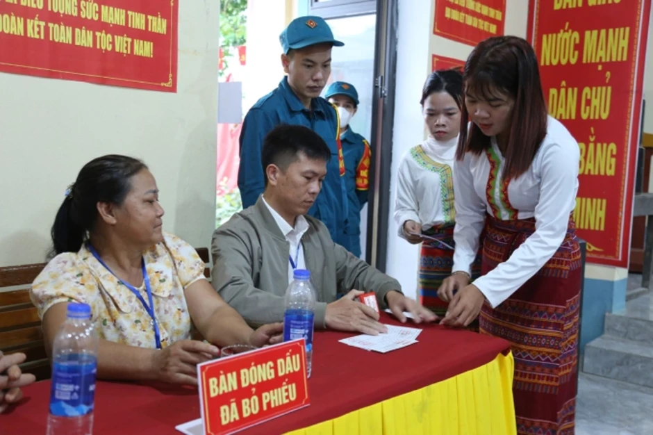 Bố trí xe đưa đón và bữa sáng cho cử tri người Chứt đi bỏ phiếu - Báo TinVina Bố trí xe đưa đón và bữa sáng cho cử tri người Chứt đi bỏ phiếu - Báo TinVina