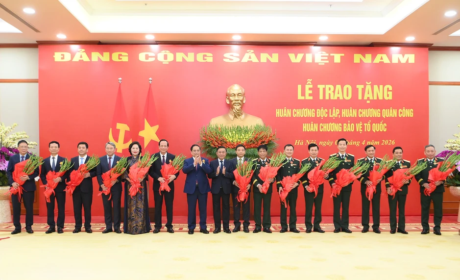 Bộ trưởng Dân tộc và Tôn giáo Đào Ngọc Dung nhận Huân chương Độc lập hạng ba Bộ trưởng Dân tộc và Tôn giáo Đào Ngọc Dung nhận Huân chương Độc lập hạng ba