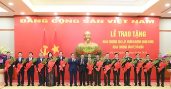 Bộ trưởng Dân tộc và Tôn giáo Đào Ngọc Dung nhận Huân chương Độc lập hạng ba