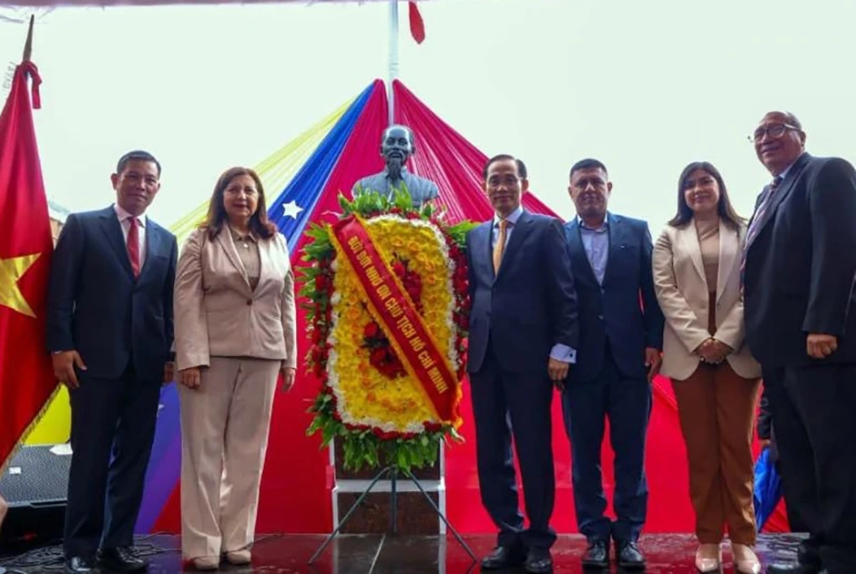 Bộ trưởng Lê Hoài Trung dâng hoa tại Tượng đài Chủ tịch Hồ Chí Minh ở Venezuela Bộ trưởng Lê Hoài Trung dâng hoa tại Tượng đài Chủ tịch Hồ Chí Minh ở Venezuela
