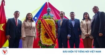 Bộ trưởng Lê Hoài Trung dâng hoa tại Tượng đài Chủ tịch Hồ Chí Minh ở Venezuela