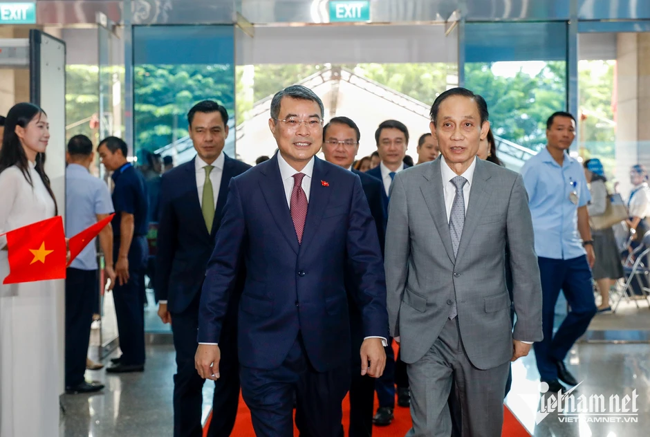 Bộ trưởng Lê Hoài Trung nói về trách nhiệm, vinh dự lịch sử của ngành Ngoại giao Bộ trưởng Lê Hoài Trung nói về trách nhiệm, vinh dự lịch sử của ngành Ngoại giao
