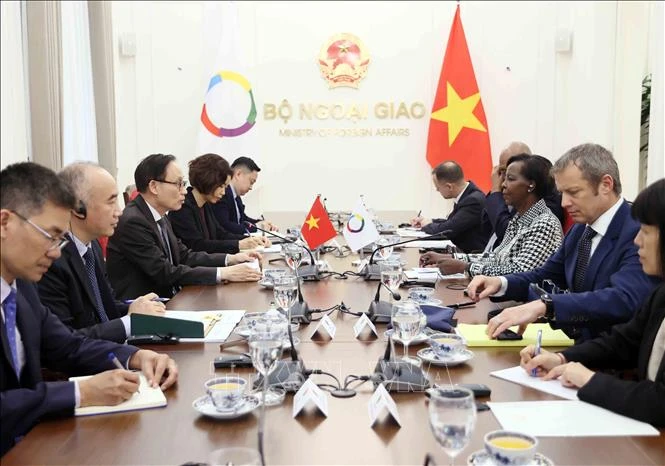 Bộ trưởng Ngoại giao Lê Hoài Trung hội đàm với Tổng Thư ký Pháp ngữ Bộ trưởng Ngoại giao Lê Hoài Trung hội đàm với Tổng Thư ký Pháp ngữ