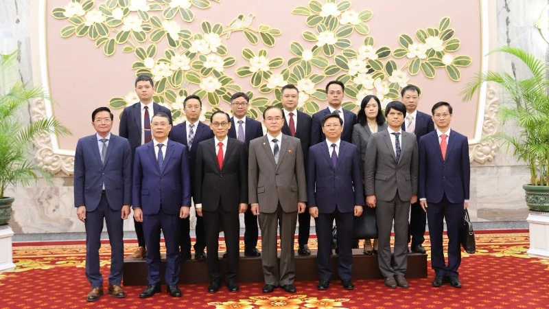 Bộ trưởng Ngoại giao Lê Hoài Trung hội kiến Chủ tịch Ủy ban Thường vụ Hội nghị nhân dân tối cao kiêm Chủ tịch Hội nghị nhân dân tối cao Triều Tiên