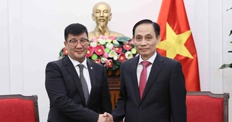 Bộ trưởng Ngoại giao Lê Hoài Trung tiếp Đại sứ Mông Cổ