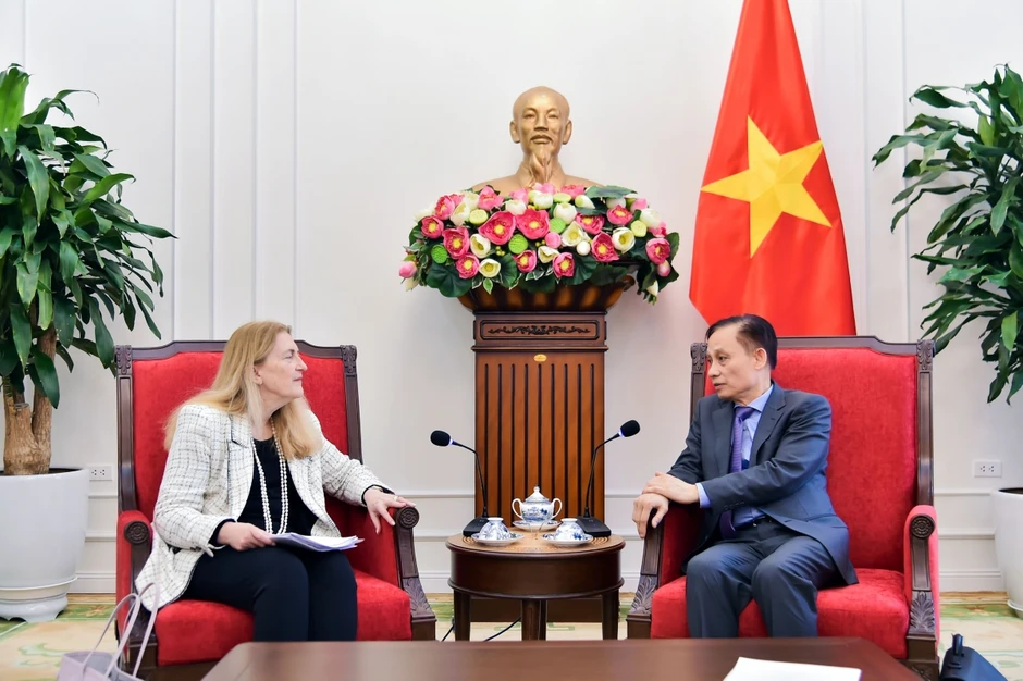 Bộ trưởng Ngoại giao tiếp Quốc vụ khanh Bộ Kinh tế, Giáo dục và Nghiên cứu Thụy Sỹ Bộ trưởng Ngoại giao tiếp Quốc vụ khanh Bộ Kinh tế, Giáo dục và Nghiên cứu Thụy Sỹ