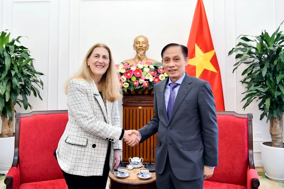 Bộ trưởng Ngoại giao tiếp Quốc vụ khanh Bộ Kinh tế, Giáo dục và Nghiên cứu Thụy Sỹ Bộ trưởng Ngoại giao tiếp Quốc vụ khanh Bộ Kinh tế, Giáo dục và Nghiên cứu Thụy Sỹ