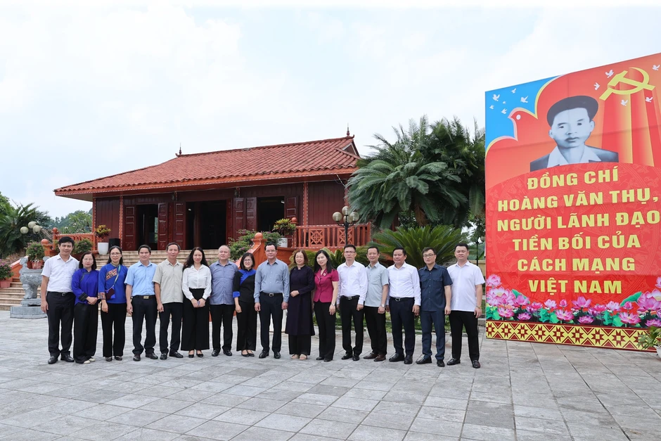 Bộ trưởng Nguyễn Đình Khang thăm đồng bào dân tộc thiểu số tỉnh Lạng Sơn