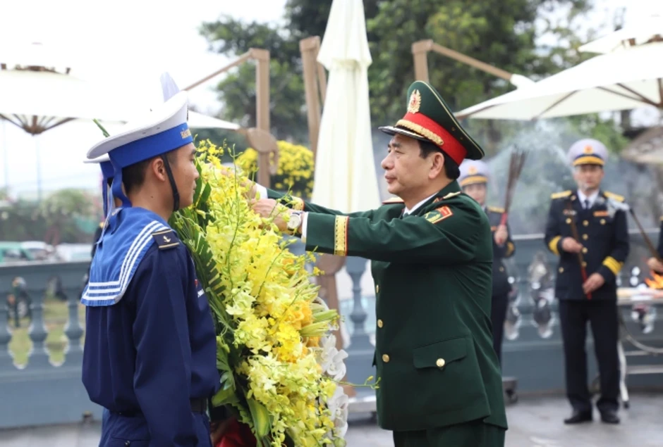Bộ trưởng Quốc phòng dâng hương tưởng niệm đại tướng Võ Nguyên Giáp Bộ trưởng Quốc phòng dâng hương tưởng niệm đại tướng Võ Nguyên Giáp