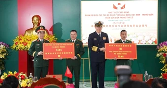 Bộ trưởng Quốc phòng Việt Nam - Trung Quốc thăm Đồn Biên phòng Trà Cổ