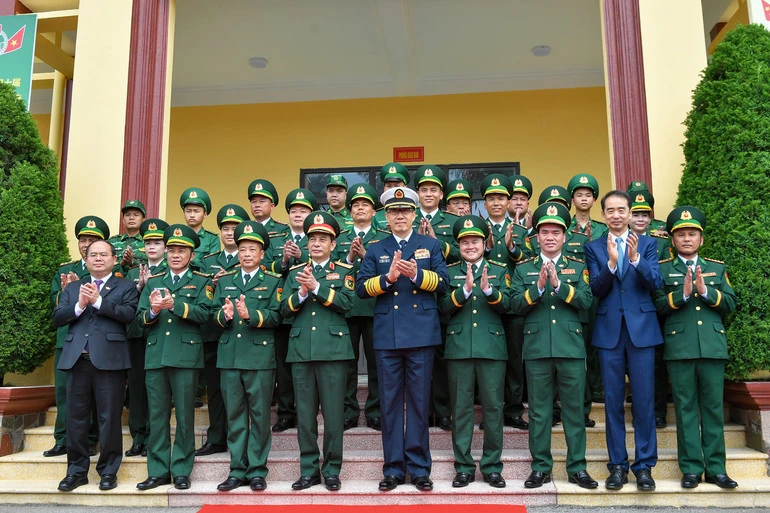 Bộ trưởng Quốc phòng Việt Nam và Trung Quốc thăm Trường trung học phổ thông Trần Phú, Đồn Biên phòng Trà Cổ