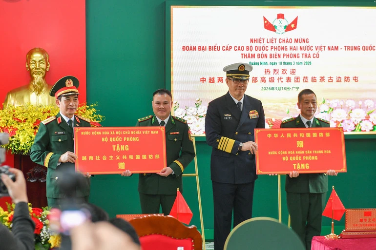 Bộ trưởng Quốc phòng Việt Nam và Trung Quốc thăm Trường trung học phổ thông Trần Phú, Đồn Biên phòng Trà Cổ